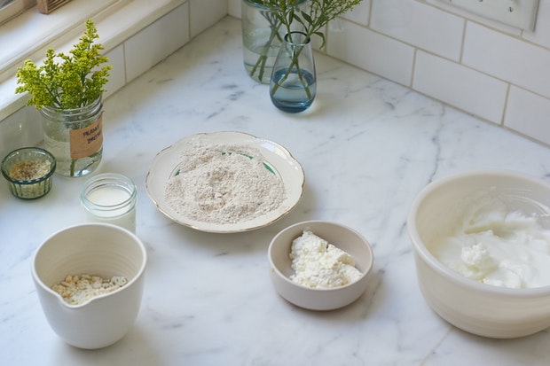 ingrédients pour crêpes au fromage blanc disposées sur un comptoir en marbre