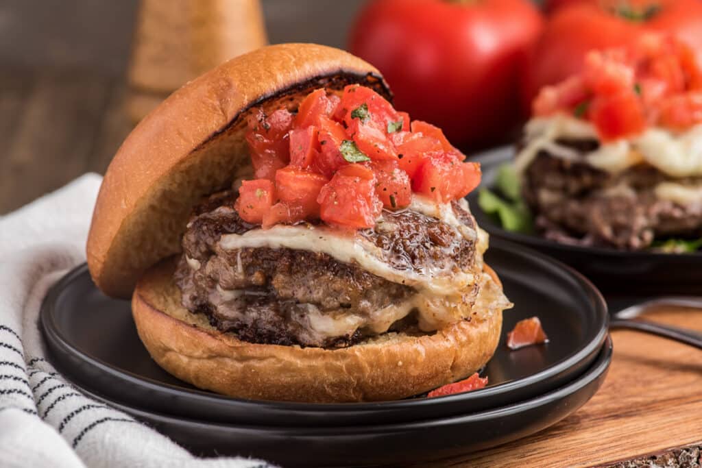 Un hamburger sur une plaque noire.