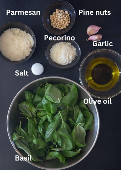 Ingrédients pour faire du pesto au basilic.