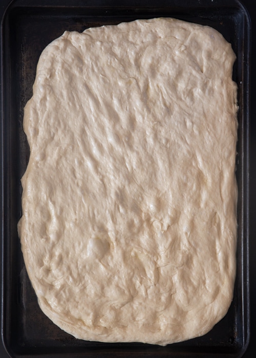 La pâte formée sur la plaque à pâtisserie.