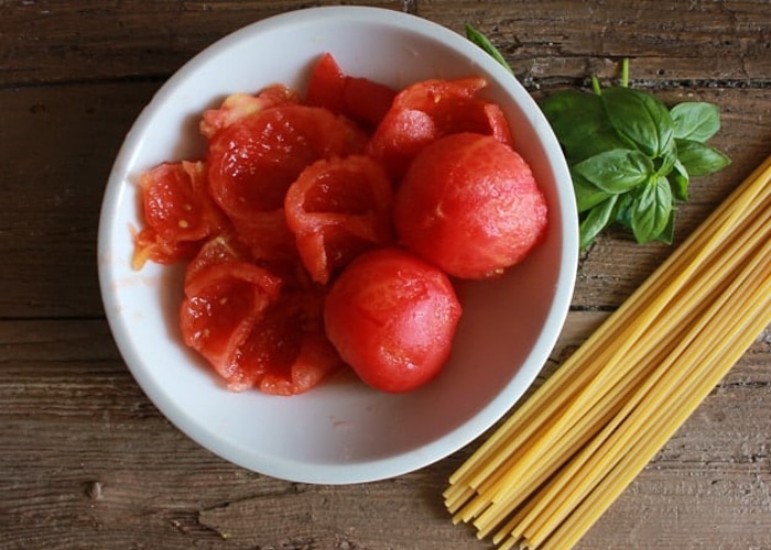 les tomates hachées dans un bol.