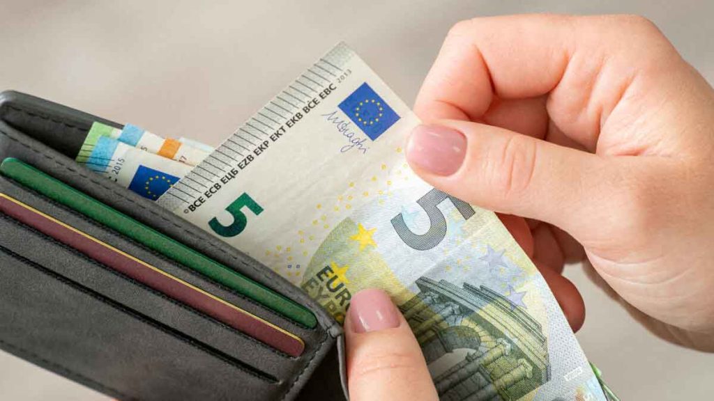 Argent  Si votre compte dépasse ce montant, la banque vous jugera comme riche et vous aurez des avantages exclusifs