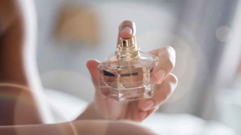 « Il ne faut pas frotter ni vaporiser sur les poignets ou le cou »  voici l’astuce imparable pour faire tenir un parfum du matin au soir