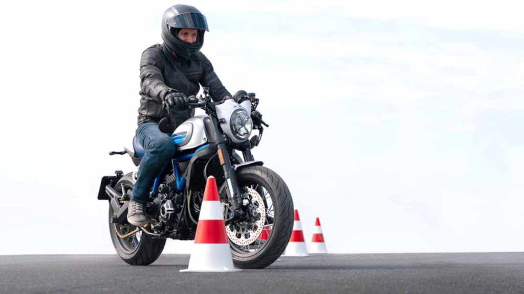 Mauvaise nouvelle pour les deux-roues  cette nouvelle loi mondiale va bouleverser les motards en 2026