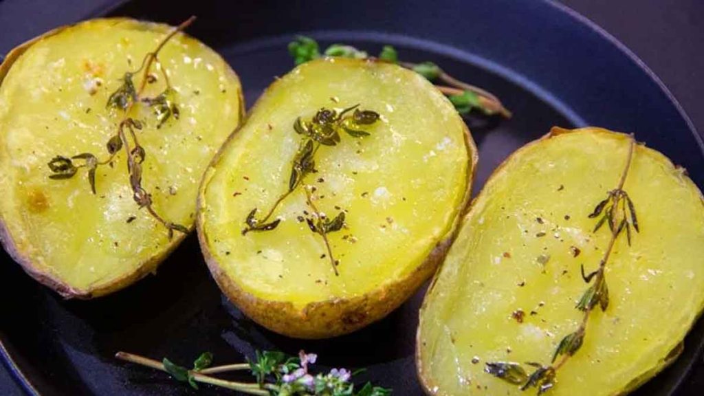 Ni cuisinière ni four  l’astuce express des chefs pour cuire une pomme de terre au four en moins de 10 mn