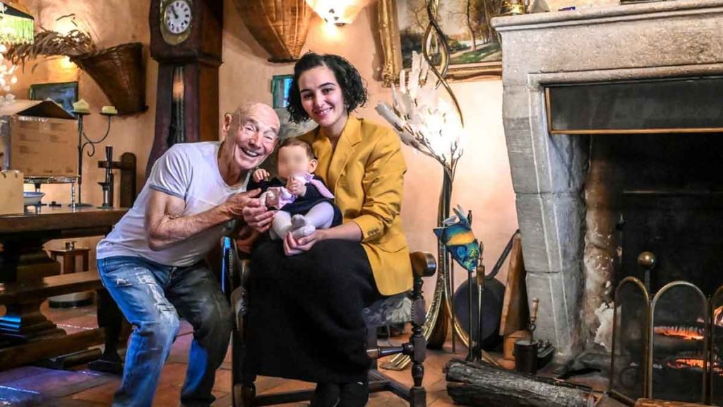 « Pas d’âge pour réaliser ses rêves » quand une petite-fille embarque son grand-père de 86 ans dans le Sahara