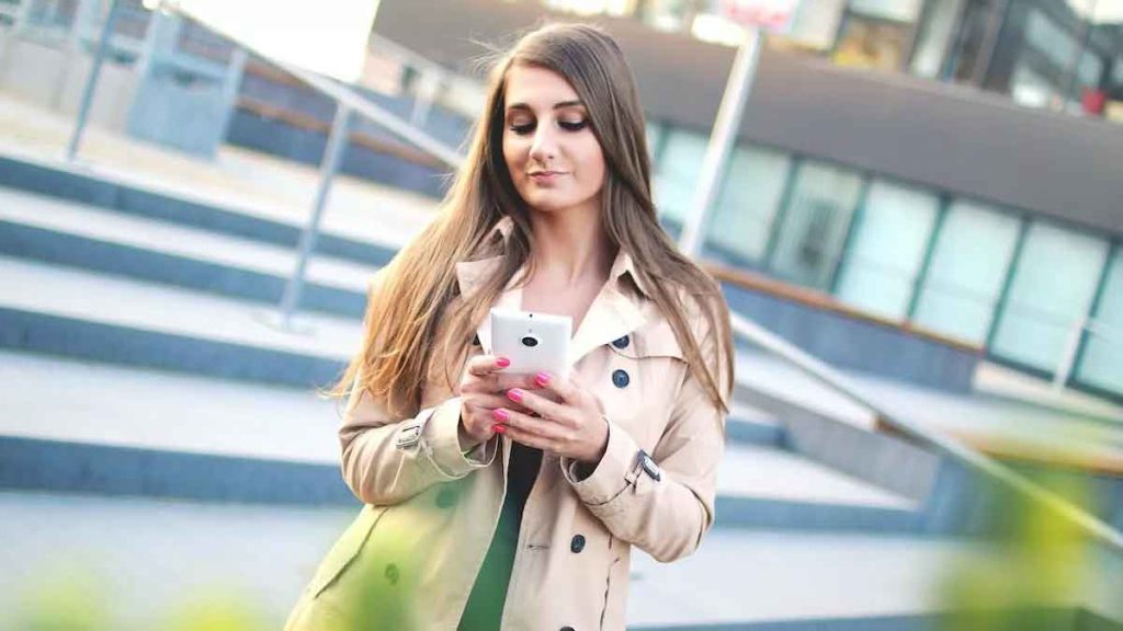 Que révèle le fait qu’une personne poste tout sur les réseaux sociaux, selon la psychologie