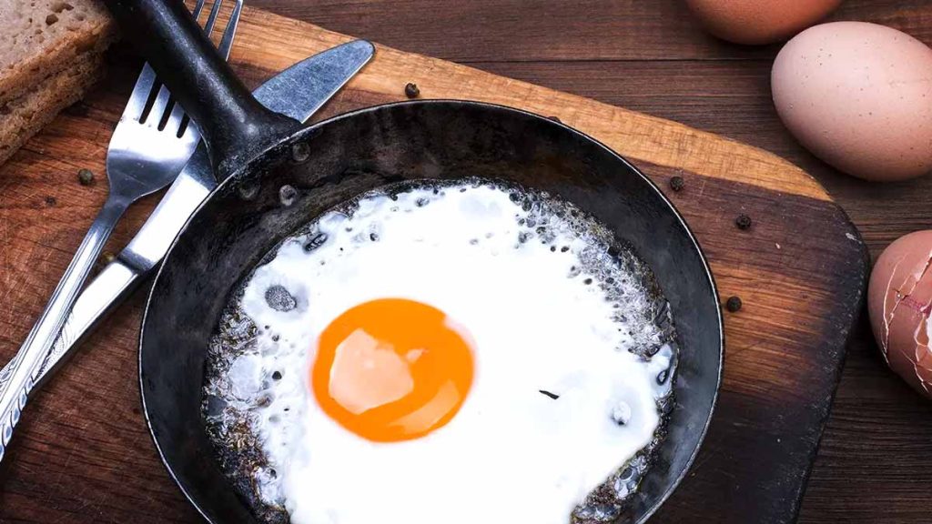 Remplacez l’huile ou le beurre par ceci pour réussir des œufs au plat parfaits et pas trop gras